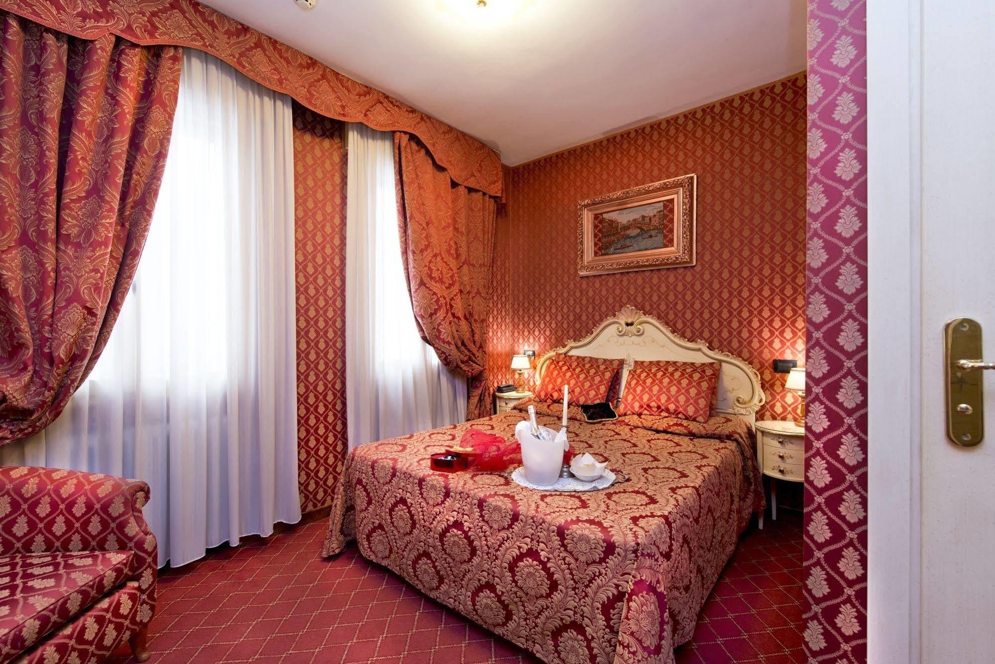 Hotel Mignon Venesia Bagian luar foto